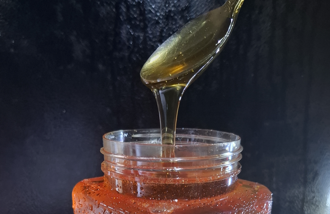 دستکش زنبورداری با زنبورها