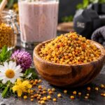 دانه‌های تازه و رنگارنگ گرده گل طبیعی درون کاسه جهت تأمین انرژی و بدنسازی